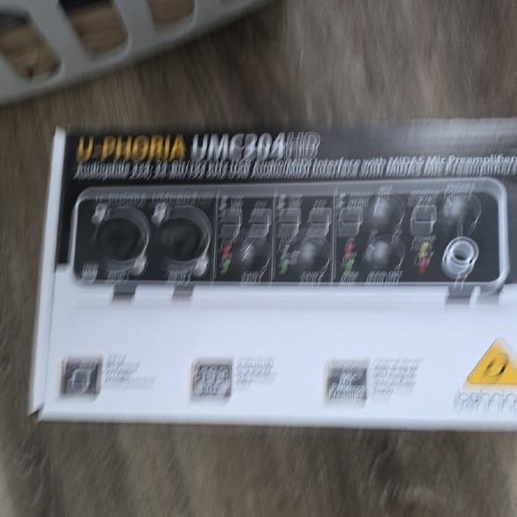 Behringer UMC204HD Audio Interface - Picture 7 of 11